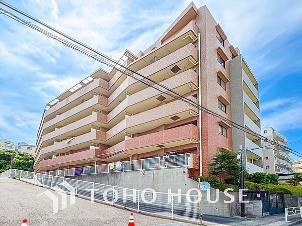 爽やかな青空の下に贅沢なほどに降り注ぐ陽光、豊かな居住性と、クオリティが見事に調和した住空間。