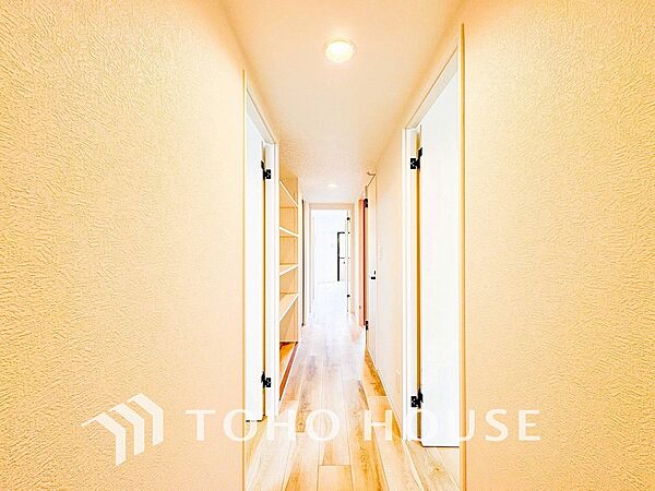 上質感漂う廊下。居住者の帰り、訪れる方を優しく迎える・安らぎに満ちた生活空間を予感させる。