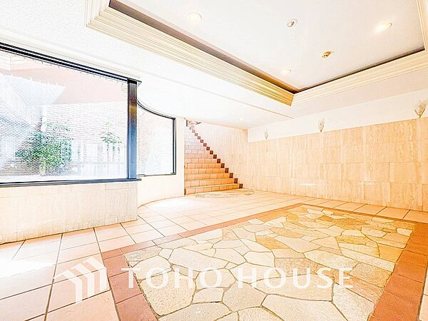 訪れるゲストや住む人を優しく迎え入れてくれる明るい空間です。
