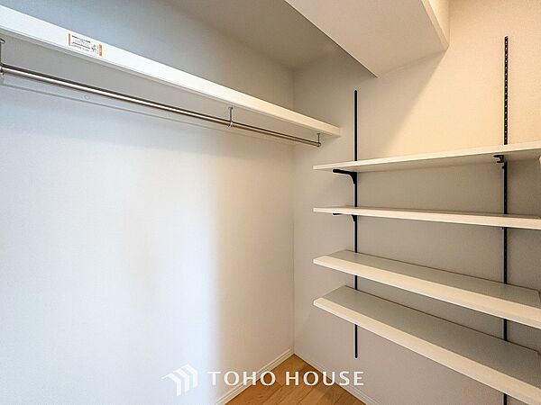 衣類だけでなく大きな荷物も収納でき、お部屋がすっきりします。