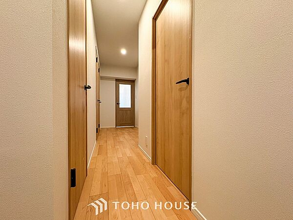 上質感漂う廊下。居住者の帰り、訪れる方を優しく迎える・安らぎに満ちた生活空間を予感させる。