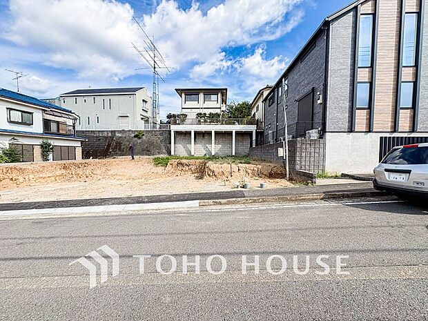 落ち着きのある閑静な住宅街に佇む邸宅。きっとここからご家族のかけがえのない想い出が作られることでしょう。
