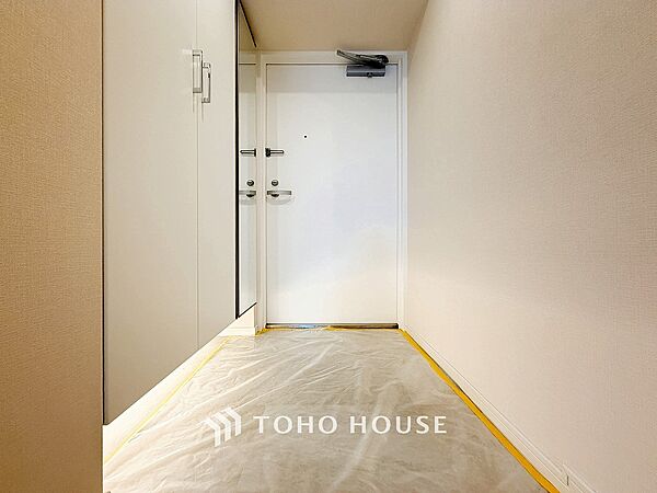 居住者の帰り、訪れる方を優しく迎えてくれる開放感のある玄関。