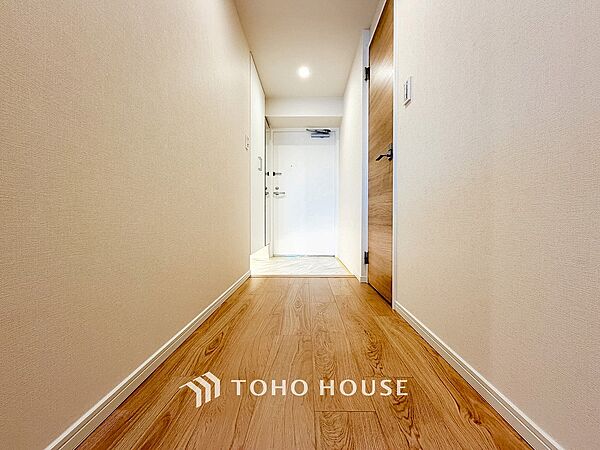 上質感漂う廊下。居住者の帰り、訪れる方を優しく迎える・安らぎに満ちた生活空間を予感させる。