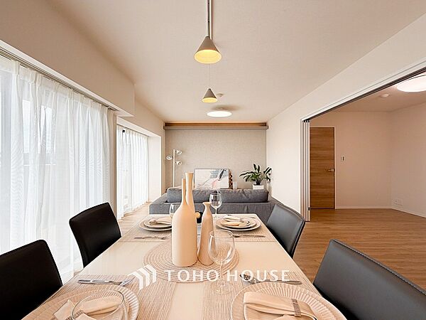 ここにはみんなが集い、食事と楽しい会話が始まるスペース。