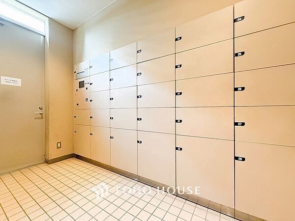普段留守がちなご家族にも安心な宅配ボックスを完備。再配達を頼む手間を省ける嬉しい設備です。