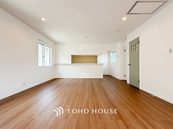 爽やかな色合いのフローリングと清潔感の溢れるクロスが明るい空間を創り出しているリビングダイニング。