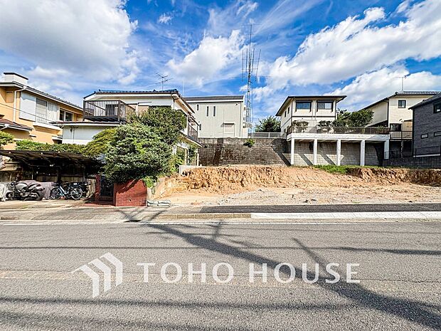 落ち着きのある閑静な住宅街に佇む邸宅。きっとここからご家族のかけがえのない想い出が作られることでしょう。