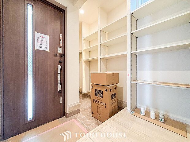 居住者の帰り、訪れる方を優しく迎えてくれる玄関です。