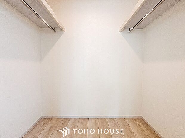 普段使わない季節用品やトランクなど大きなものもラクラク収納できる広さがございます。