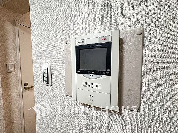誰が来てもわかる様にモニター付きインターホンを設置。