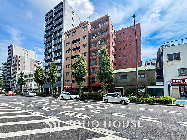前面道路含む現地写真『快適』は「家」と「街」と「環境」が調和した時に訪れるだと改めて感じさせてくれます。