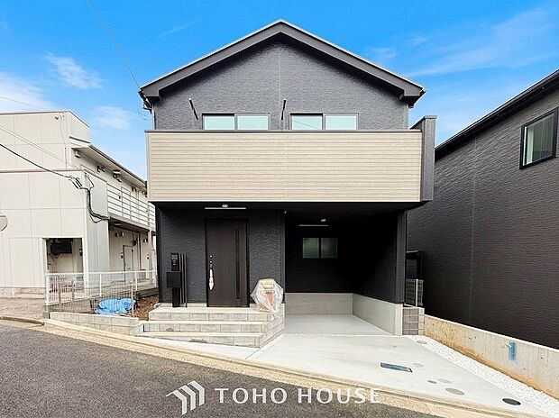 住む人や訪れる人やさしくエスコートする玄関アプローチ。