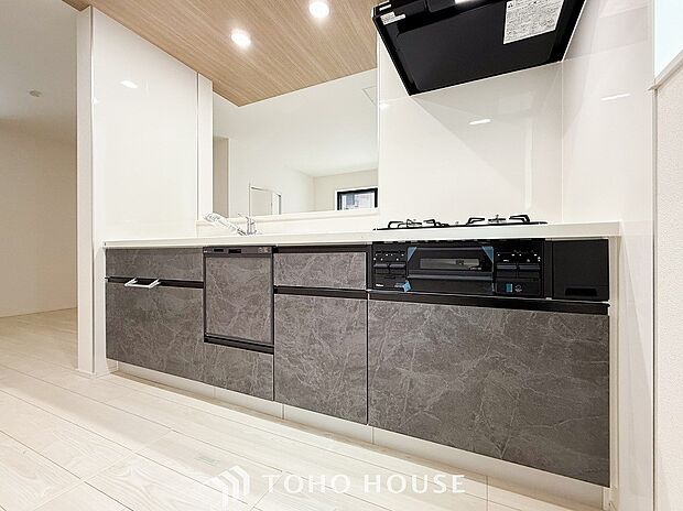 プライベートスペースを彩るインテリアとしての美と、快適な日常を支える機能性と強さがひとつになったキッチンです。
