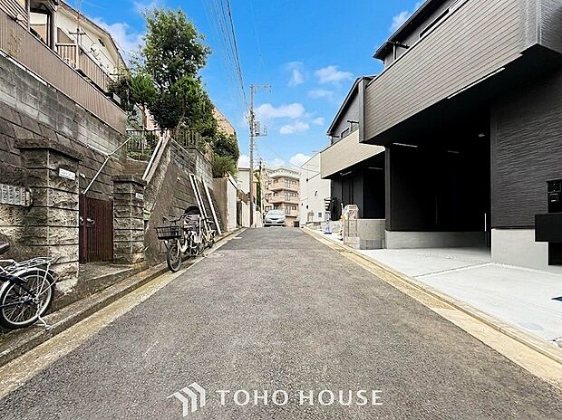 前面道路含む現地写真『快適』は「家」と「街」と「環境」が調和した時に訪れるだと改めて感じさせてくれます。