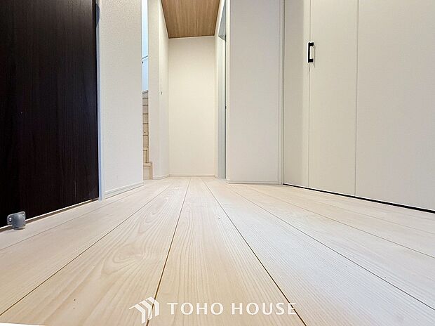 上質感漂う廊下。居住者の帰り、訪れる方を優しく迎える・安らぎに満ちた生活空間を予感させる。