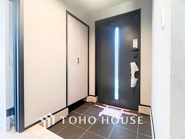 居住者の帰り、訪れる方を優しく迎えてくれる開放感のある玄関。