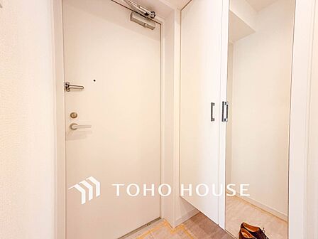 清潔感溢れる玄関がお出迎えする本邸宅の物語は、ここから始まる日常を期待させます。