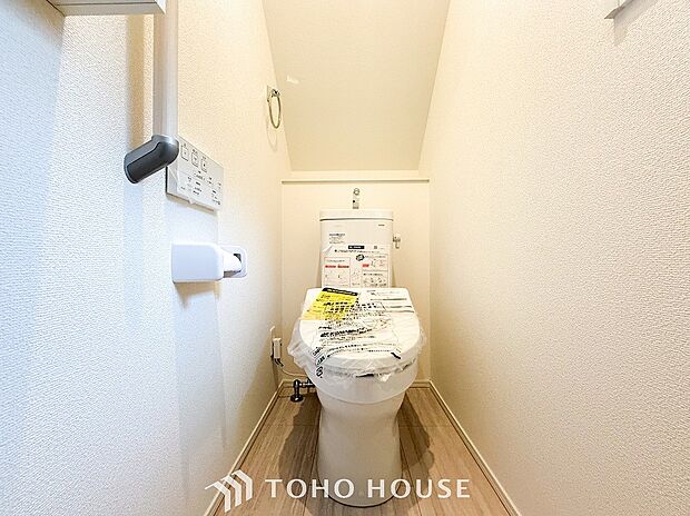 トイレはシンプルにホワイトで統一した温水洗浄付です。
