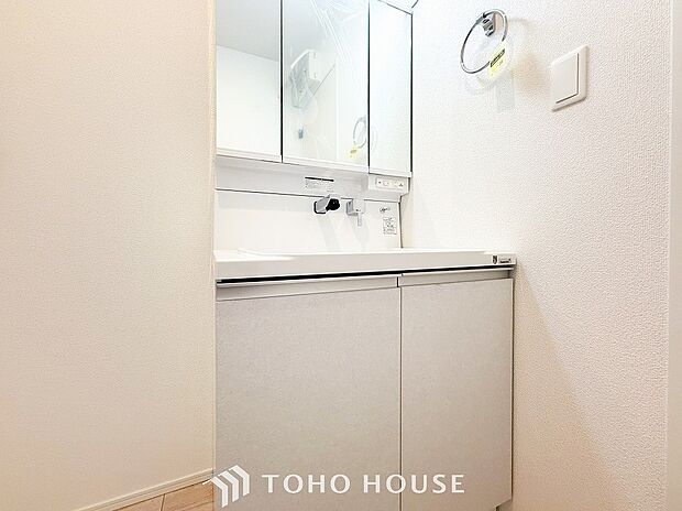 洗面台・洗面所三面鏡裏収納には化粧品や洗面用品類をすっきり整理できます。