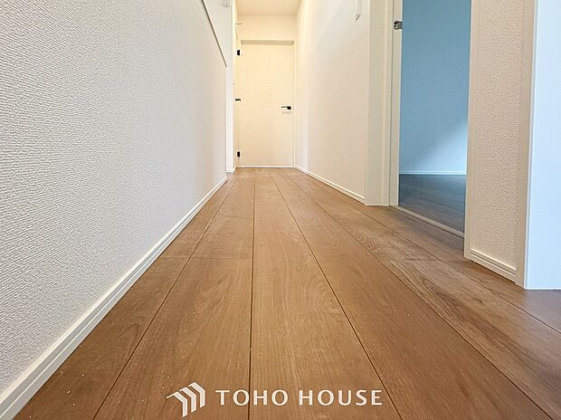 上質感漂う廊下。居住者の帰り、訪れる方を優しく迎え安らぎに満ちた生活空間を予感させます。