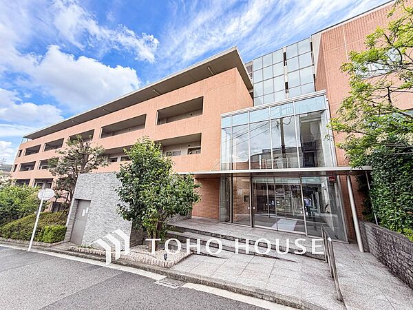 爽やかな青空の下に贅沢なほどに降り注ぐ陽光、豊かな居住性と、クオリティが見事に調和した住空間。