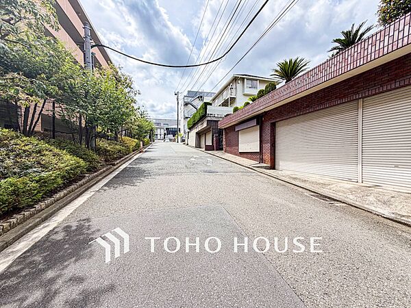 前面道路含む現地写真『快適』は「家」と「街」と「環境」が調和した時に訪れるだと改めて感じさせてくれます。