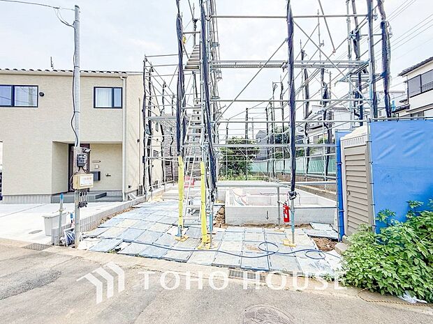落ち着きのある閑静な住宅街に佇む邸宅。きっとここからご家族のかけがえのない想い出が作られることでしょう。