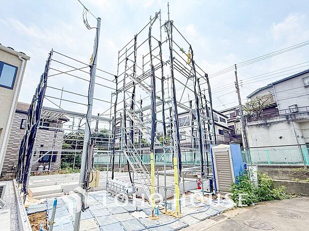 閑静な住宅街の一角、ひと時のくつろぎが生まれ、ゆっくりと愛着が育まれていきます。