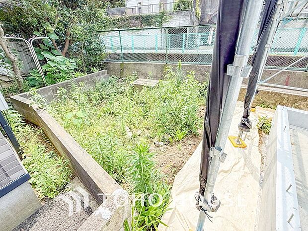 ちょっとしたお庭は、開放的な素敵な空間を演出しております。