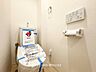 トイレ：トイレはシンプルにホワイトで統一した温水洗浄付です。