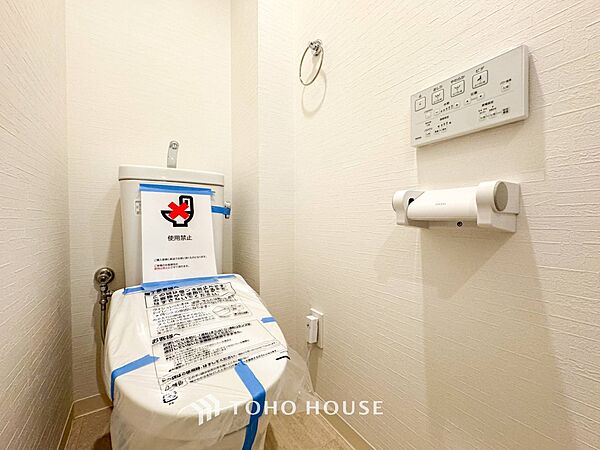 トイレはシンプルにホワイトで統一した温水洗浄付です。