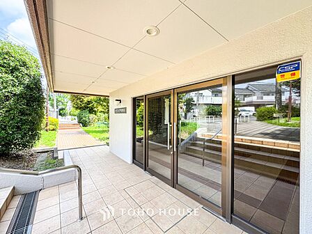 住まう誇らしさと安心感を演出する落ち着いた雰囲気のエントランス。