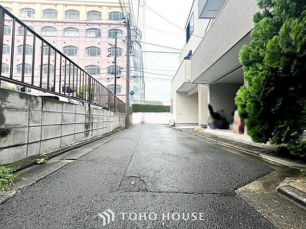 前面道路含む現地写真『快適』は「家」と「街」と「環境」が調和した時に訪れるだと改めて感じさせてくれます。