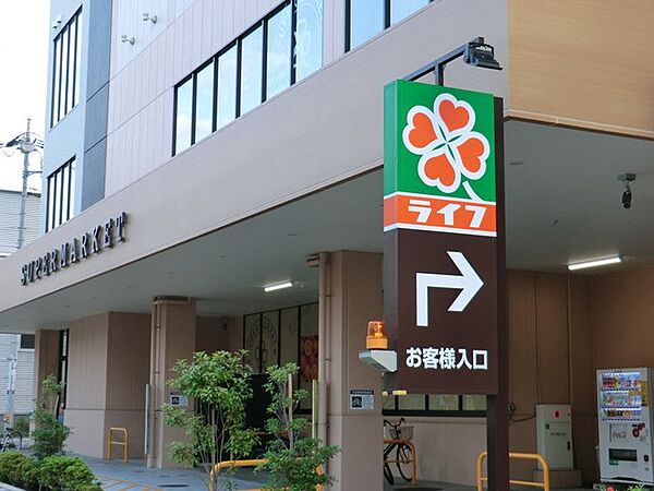 環七沿いでお車でのアクセスが便利です。買い物しやすい広い店内に豊富な品揃えが魅力です。