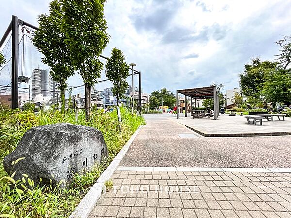 遊具が多く、広くて綺麗な公園です。