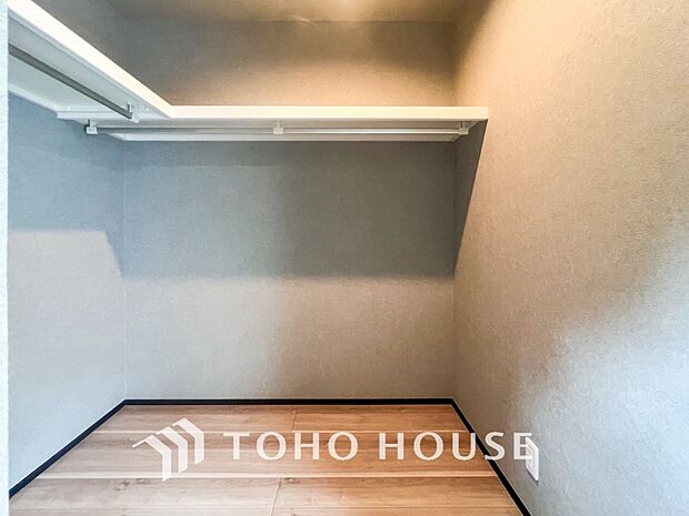 衣類だけでなく大きな荷物も収納でき、お部屋がすっきりします。