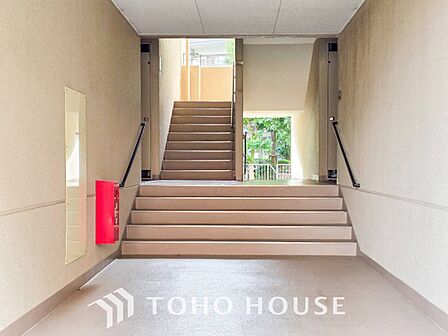 住まう誇らしさと安心感を演出する落ち着いた雰囲気のエントランス。