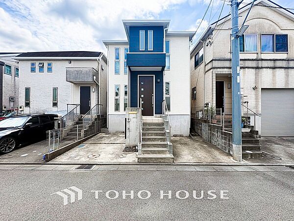 住む人や訪れる人やさしくエスコートする玄関アプローチ。