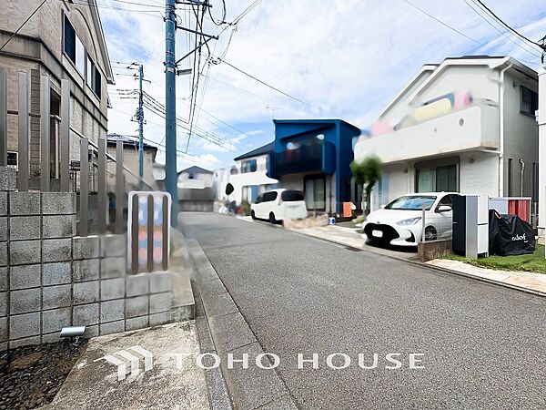 前面道路含む現地写真『快適』は「家」と「街」と「環境」が調和した時に訪れるだと改めて感じさせてくれます。