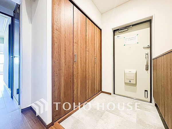 居住者の帰り、訪れる方を優しく迎えてくれる玄関です。