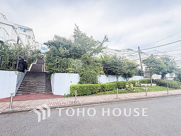 前面道路含む現地写真『快適』は「家」と「街」と「環境」が調和した時に訪れるだと改めて感じさせてくれます。