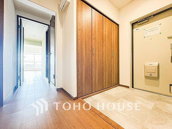 上質感漂う廊下。居住者の帰り、訪れる方を優しく迎え安らぎに満ちた生活空間を予感させます。