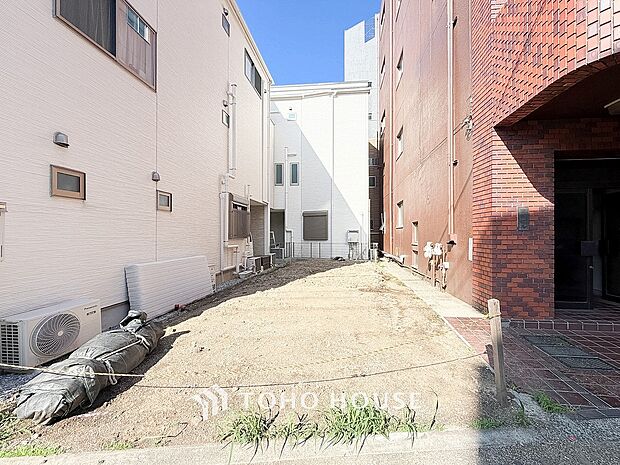 住む人を映し出す洗練された佇まいは、いつまでも輝き続けながらいつしか街の風景に溶け込んでいきます。