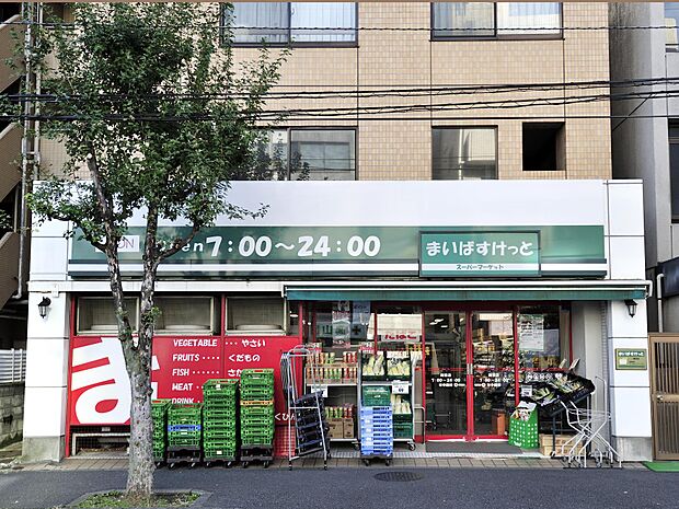 イオン系列の小型スーパー。食品や雑貨など生活に必要なものをコンパクトに手に入れることができます。