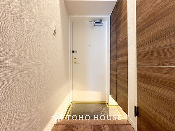 落ち着いた色を基調としていて、明るく優しい玄関となっています。