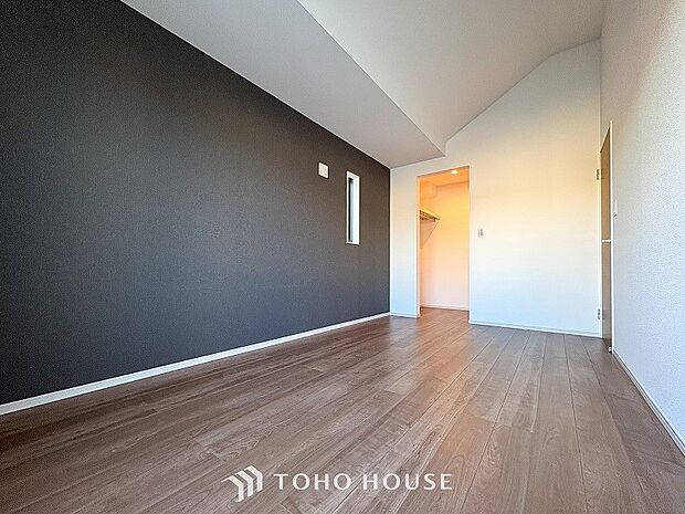 一日の疲れをいやしてくれる主寝室。自分時間を快適に過ごすプライベートルーム。