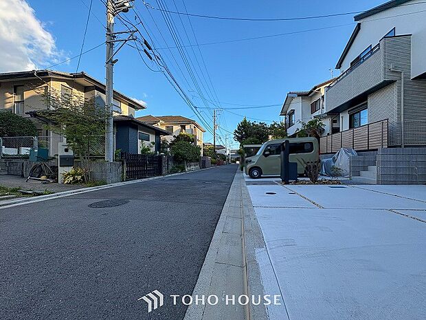 前面道路含む現地写真『快適』は「家」と「街」と「環境」が調和した時に訪れるだと改めて感じさせてくれます。