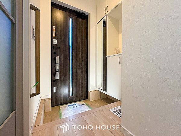 明るくコントラストのある、開放感と清潔感を兼ね備えた玄関。