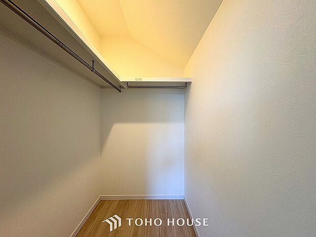 衣類だけでなく大きな荷物も収納でき、お部屋がすっきりします。